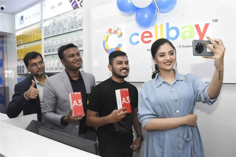 ACTRESS SREEMUKHI LAUNCHES CELLBAY MOBILES SHOWROOM MEDAK 6